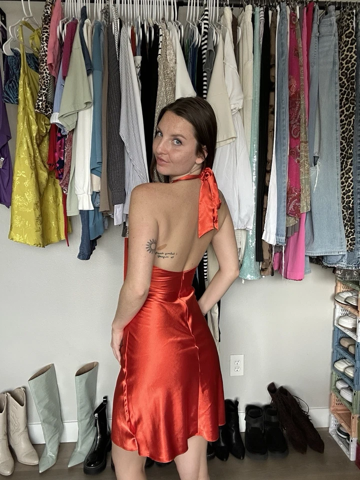 Mini Vestido Halter Vintage Bora EE. UU. Rojo Satinado Estrás Y2K Hecho en EE. UU. Foto 2 de 4