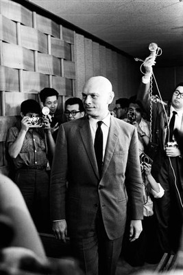 Actor Yul Brynner attends a press conference at Hotel Okura July 5- Old Photo 2