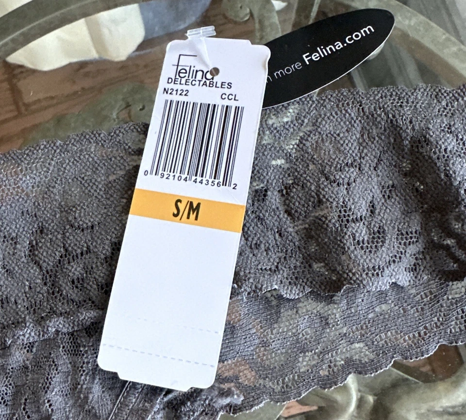 Tanga de encaje gris Felina Delectables ropa interior pequeña Foto 2 de 3