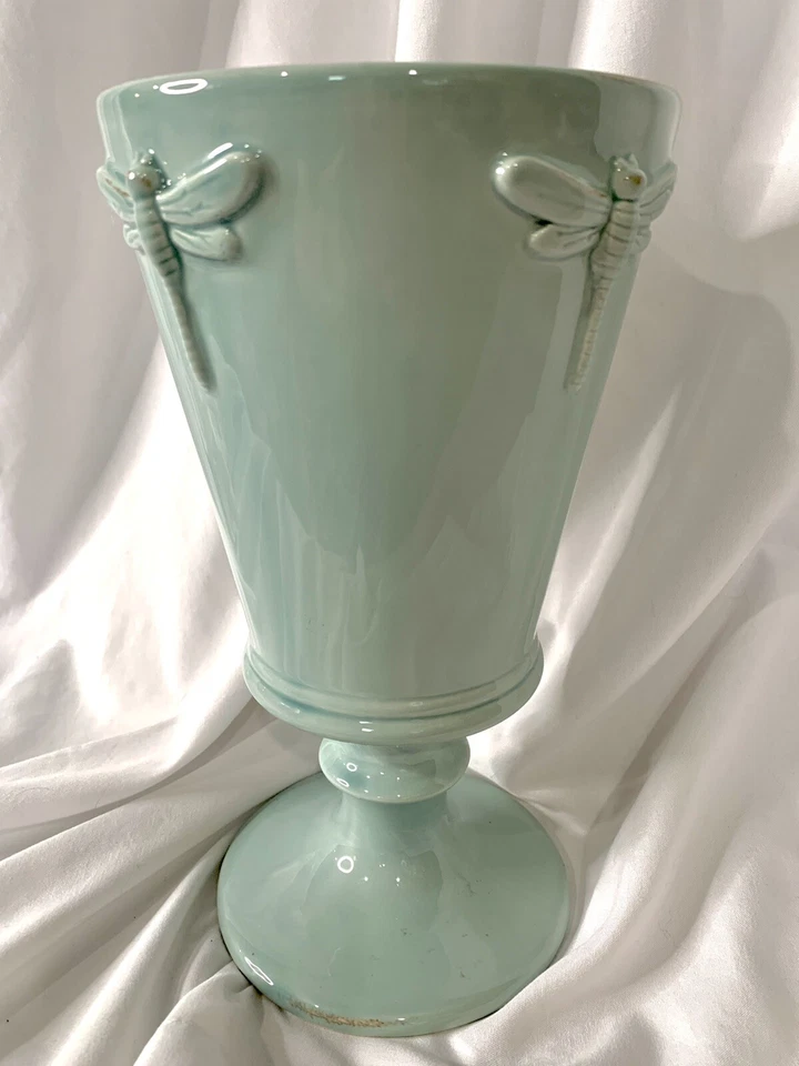 Jarrón urna pedestal azul libélula en relieve 9 3/4”h Foto 2 de 4