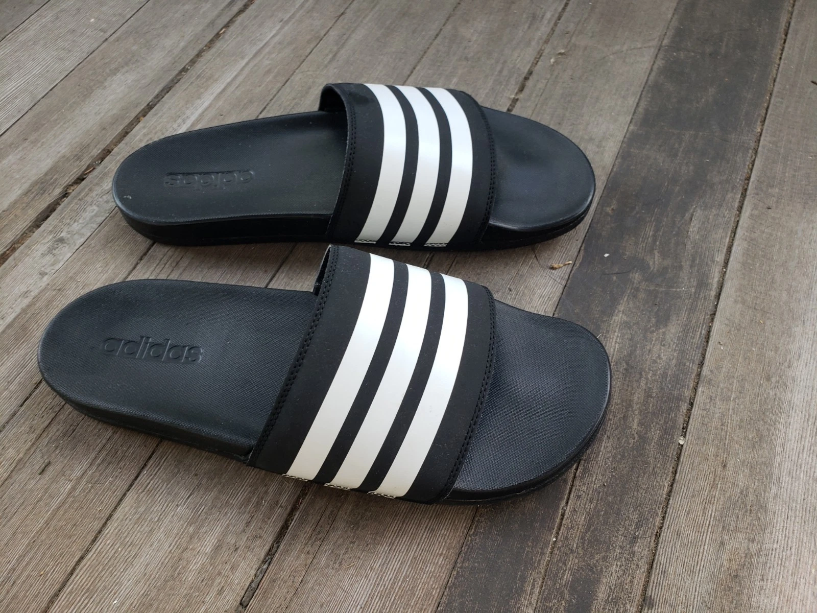 Adidas Adilette Sandali comodi slip on nero righe bianche. Uomo Taglia 11