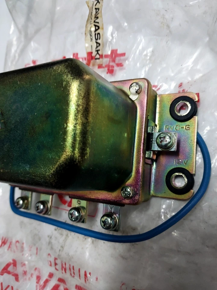 Regulador de voltaje Kawasaki B1 B1L B8 B8S B8T F1 F1TR F2 F2TR F3 NOS 21006-1003 Foto 3 de 4