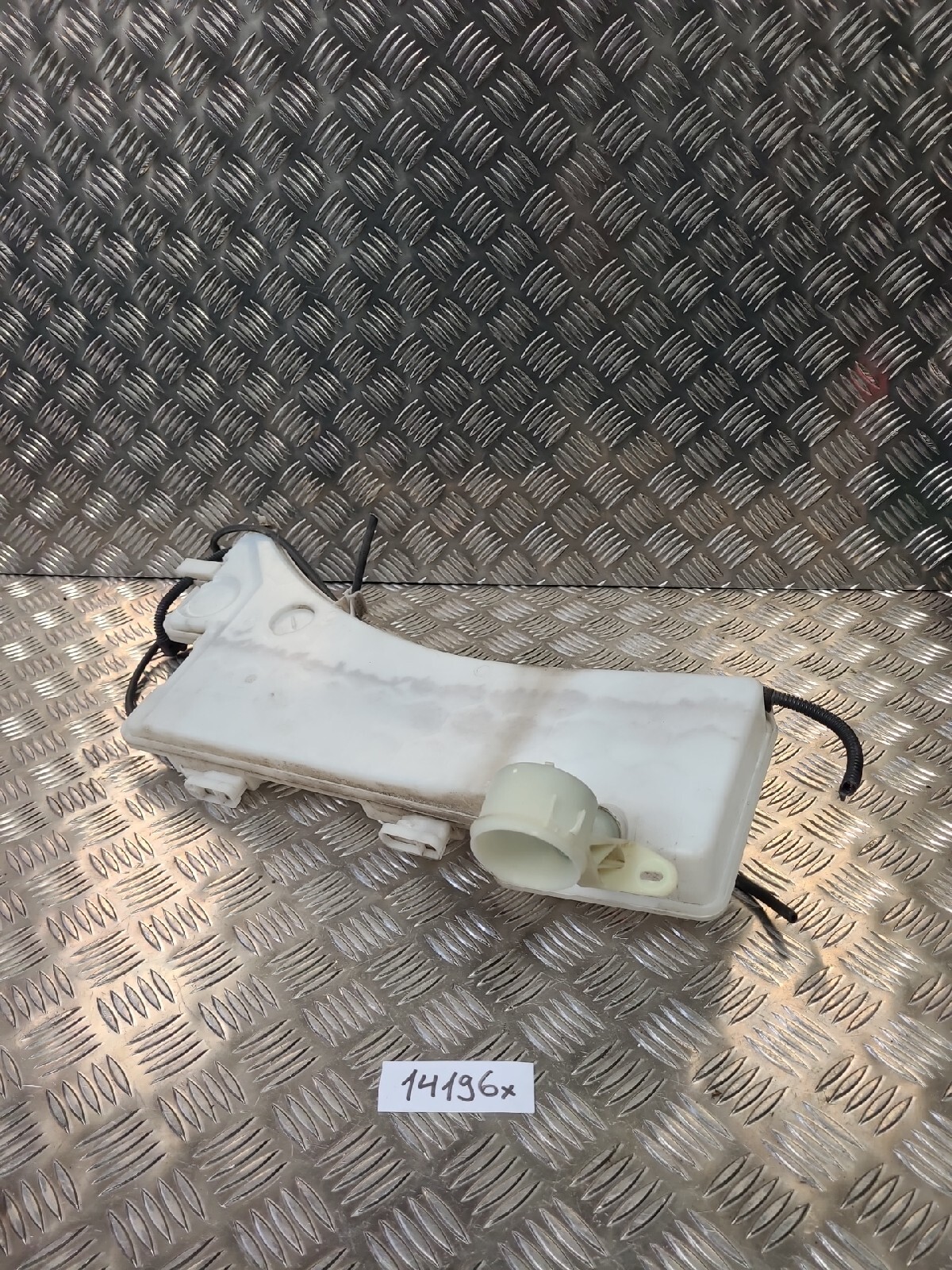 2018 PEUGEOT 3008 WASHER BOTTLE WITH PUMP 9826400780 eBay