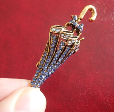 Broche Parapluie Fantaisie - Strass Bleu Sur Métal Doré - Occasion Comme Neuve