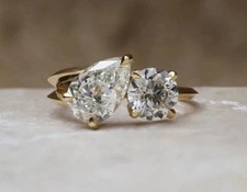 Anello stile Toi Et Moi con diamante coltivato in laboratorio certificato IGI pera e taglio tondo oro 14 kt
