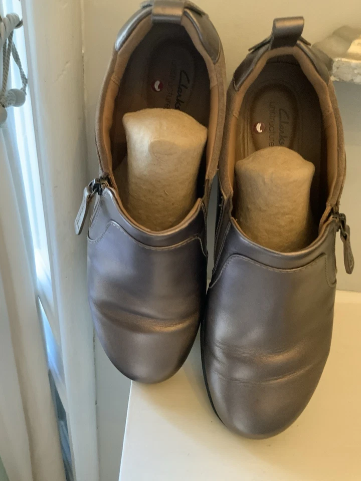 NEW WITHOUT TAGS, CLARKS UNSTRUCTURED GOLD LEATHER SLIP ON SHOES SIZE UK 7D. - Image 4 of 4