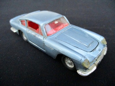 Dinky Toys 153 Aston Martin DB6 1:43 in blaumetallic selten gute Gummireifen