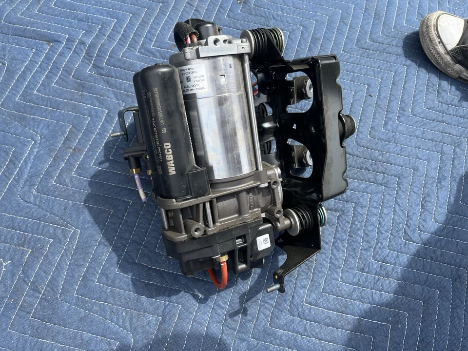 Bloque de válvulas bomba compresor suspensión neumática 4M0616005J Lamborghini Urus 2024 Foto 3 de 3