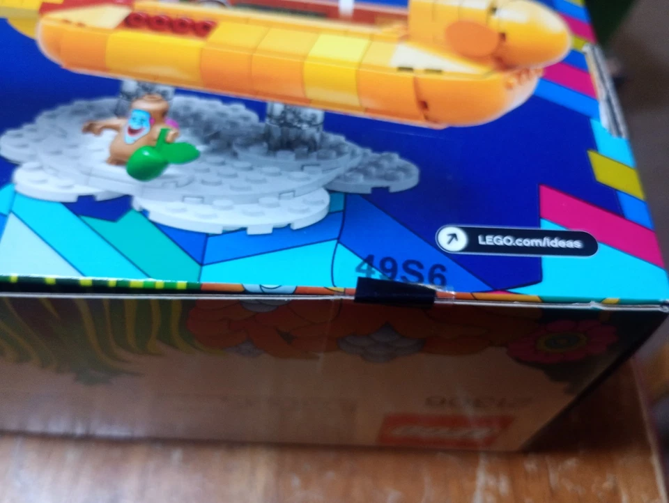 LEGO Ideas: The Beatles Yellow Submarine (21306) - Image 4 of 4