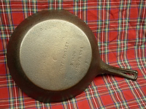 Wagner Ware Cast Iron Chef Skillet 9-inch with Thumb Handle Vintage Unmarked