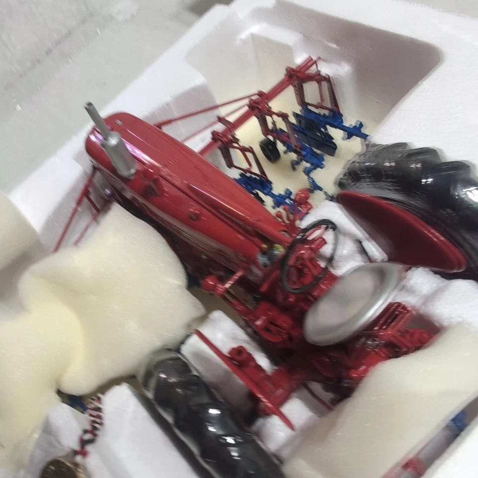 Ertl 50th Anniversary 1954 International Farmall 400 With Cultivator 1:16 Scale - Image 3 of 4