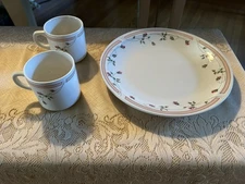 Tabletops Unlimited Bread/ Salad Plates (5) Pretty!!