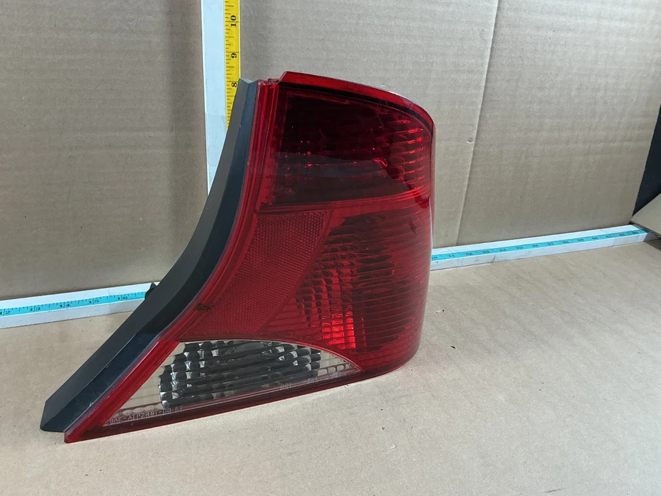 Conjunto de luces traseras laterales derecho pasajero Ford Focus 2002-2004 sedán Foto 3 de 4