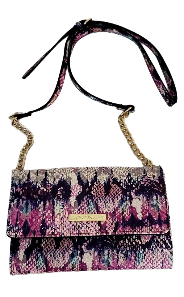 Bolso sin asas bandolera Betsey Johnson púrpura imitación piel de serpiente con correa de cadena Foto 2 de 4