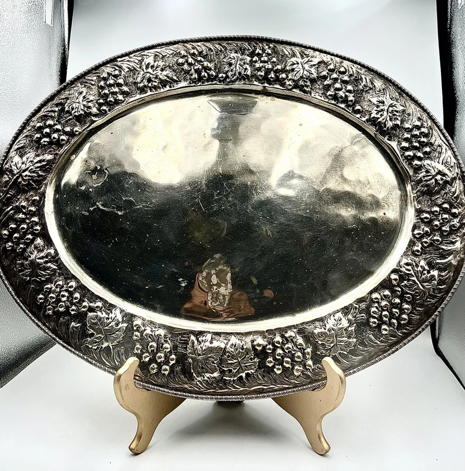 "Hermoso plato ovalado grande con motivo de uvas y hojas de metal plateado de colección 22"" x 17""" Foto 2 de 4