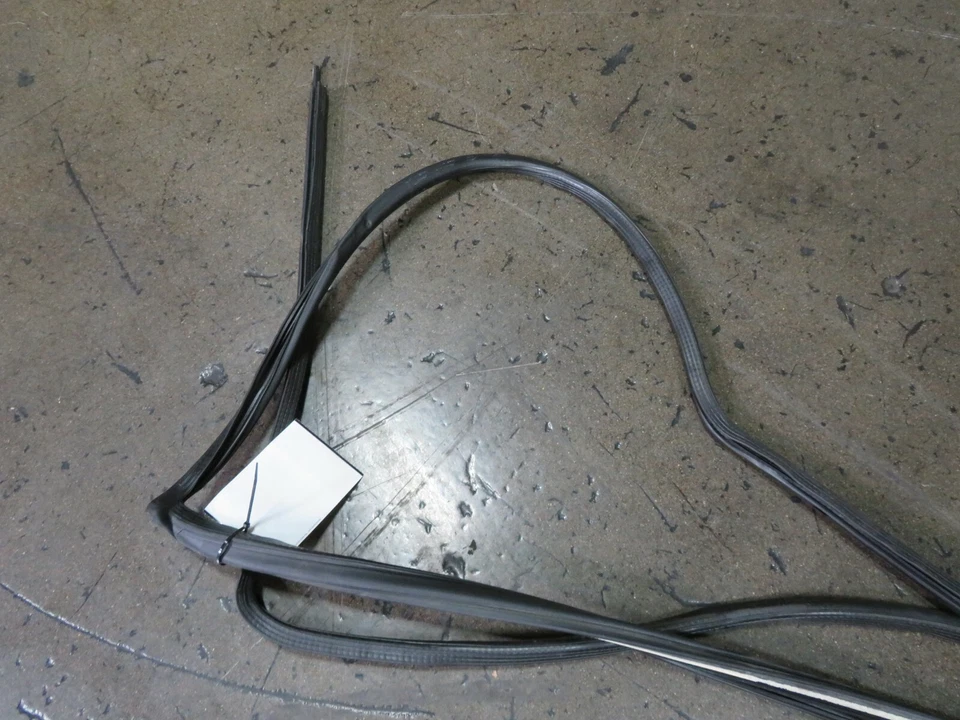 Ferrari 348 Spider, moldura de carrocería de tira climática principal delantera, usado, P/N 63617800 Foto 2 de 4