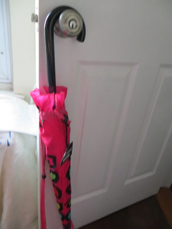 NUEVO CON ETIQUETAS PARAGUAS MOSCHINO JOYA PALO FACIAL VALOR $150.00 Foto 2 de 4