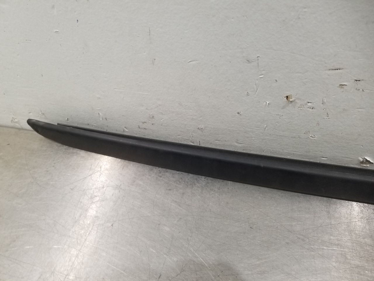 17 BENTLEY BENTAYGA EXTERIOR A PILLAR WINDSHIELD POST TRIM RIGHT PASSENGER