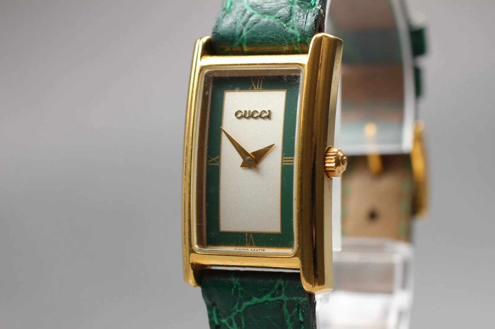【Exc+5】 Montre à quartz carrée femme vintage GUCCI 2600L verte du Japon #5505
