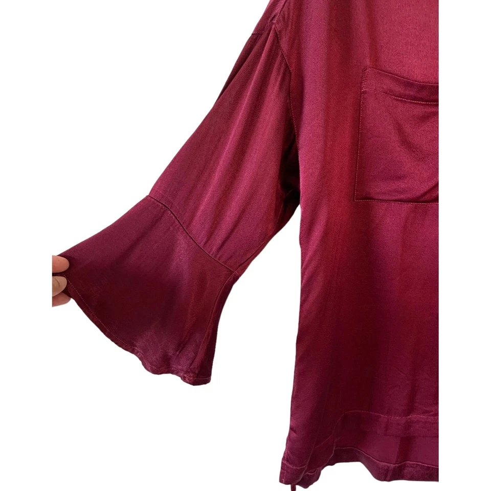 Blusa MODODOC Roja Satinada 3/4 Manga Puño Campana Sin Cuello Abotonada Nueva con Etiquetas Mediana Foto 4 de 4