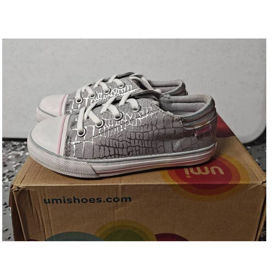 Zapatillas Umi Terri Plateadas Con Cordones Cocodrilo EU 28 US10.5 Metálicas Modernas Niña Foto 2 de 4