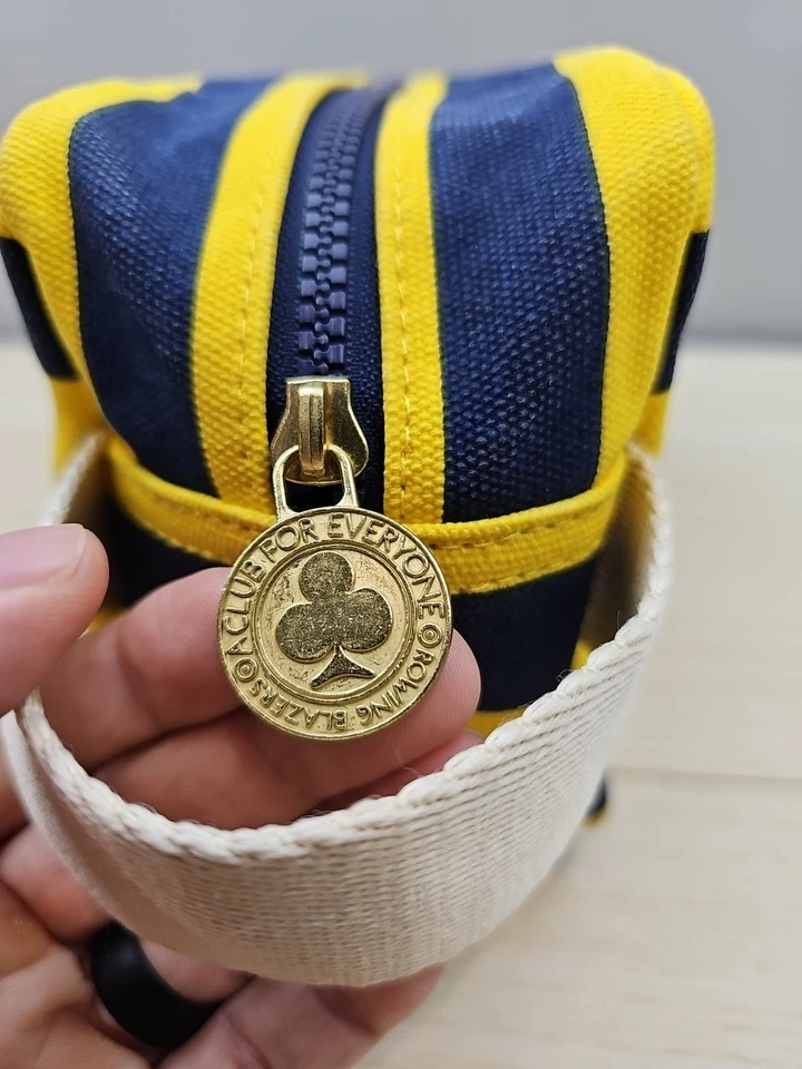 Kit doble a rayas de rugby: blazers de remo x objetivo bolsa de artículos de tocador de rugby con puntas de viaje Foto 2 de 4