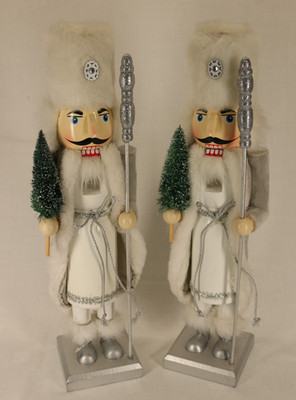 Paar 15'' weiß & silber Weihnachten Nussknacker - Kunstfell Mantel & Mütze - Winter