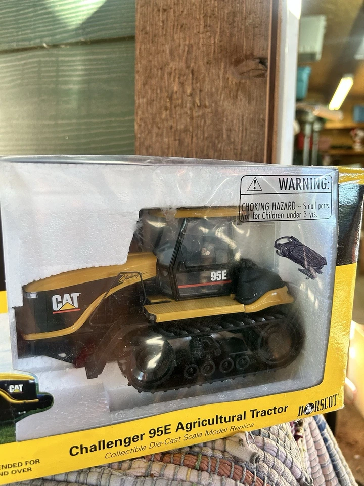 Norscot Caterpillar Cat Challenger 95E Agricultural Tractor 1/32 Scale NEW INBOX - Image 3 of 4