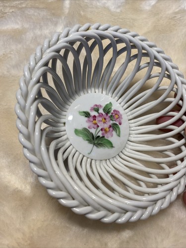 HEREND PORCELAIN HAND PAINTED FLORAL OPEN WEAVE LATTICE 5 Inch BOWL - Picture 4 of 7