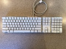 Apple A1048 USB Wired Keyboard w/ 2 USB Ports  USB Extension.