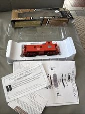 HO TRUE LINE TRAINS CABOOSE DULUTH WINNIPEG & PACIFIC DWC 79163