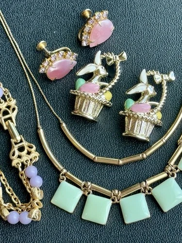6 Pc VINTAGE GOLD TONE COSTUME JEWELRY LOT PASTEL Pink EASTER BROOCH DUET
