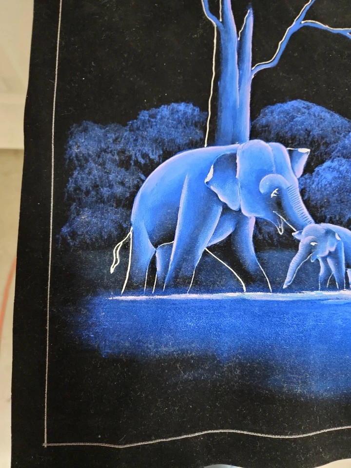 Arte de pared de terciopelo negro impreso a mano para decoración del hogar Elephant Family 24 x 18 Foto 3 de 4