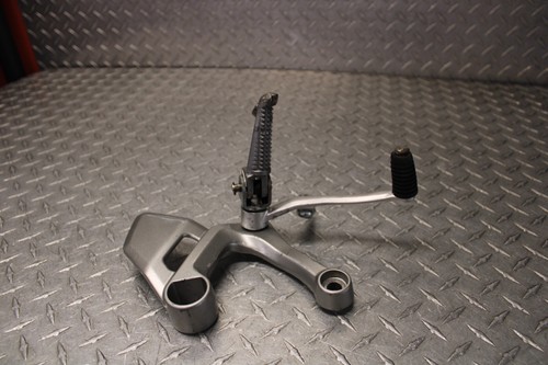 13 / 16 Yamaha Fz09 / FZ-09 Right Front Foot Peg Bracket Gear Shifter Peg OEM - Picture 15 of 18