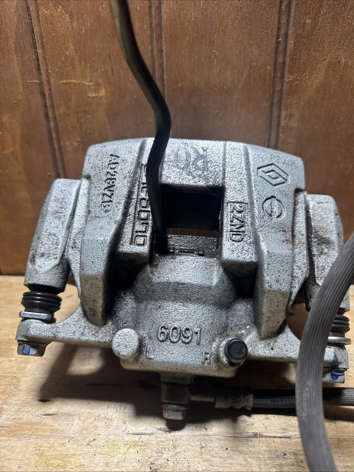 PINZA DE FRENO DE DISCO DELANTERA DERECHA NISSAN ROGUE 2021-2025 CON MANGUERA DE FRENO 32 k OEM Foto 2 de 4