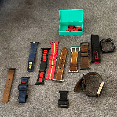 Apple Watch 44mm Gold Aluminum w/ Black Leather Band, Extra Bands. For parts.