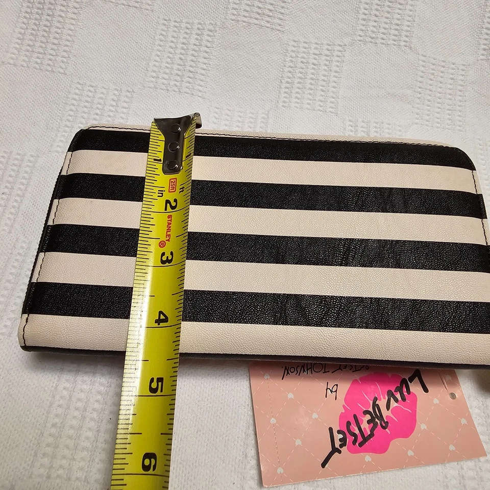 Cartera Luv Betsey Johnson Botón Solapa Cremallera Negro Blanco Rayas Rosa Gato 8"x4" NUEVA  Foto 4 de 4