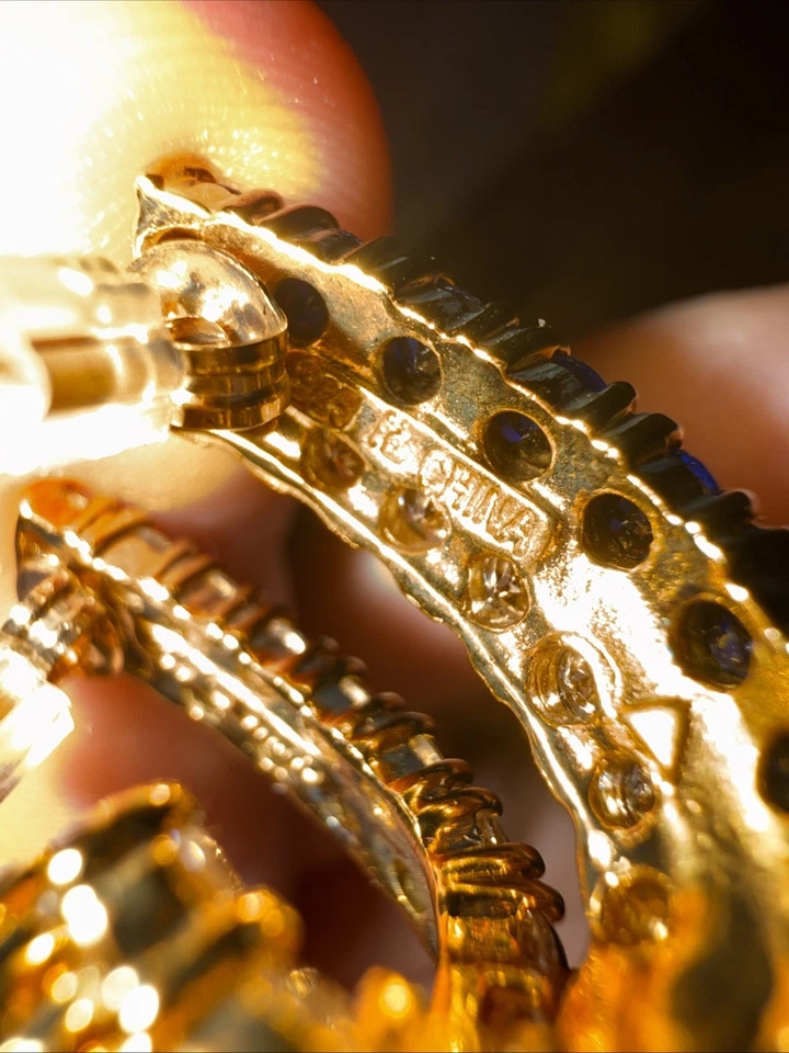 Pendientes colgantes Technibond clásicos de zafiro de plata de ley unidos en oro de 18 quilates Foto 4 de 4