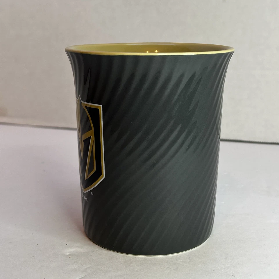 Taza de café con diseño retorcido gris oscuro 16 oz Vegas Golden Knights en muy buen estado NHL Foto 4 de 4