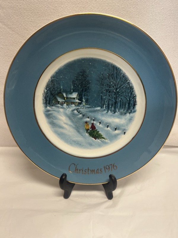 VINTAGE 1976 AVON CHRISTmAs Bringing Home The TreePlate COLLECTor Enoch Wedgwood
