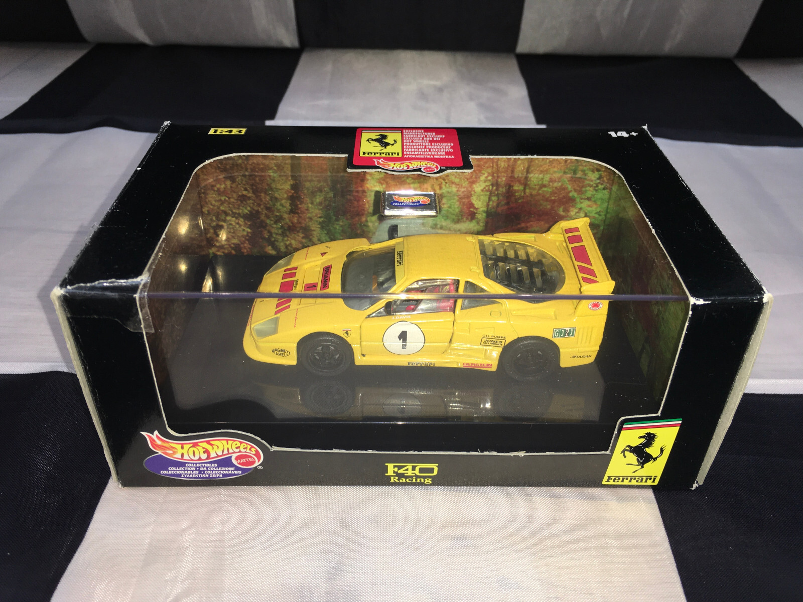 1:43 Hotwheels 25710 Ferrari F40 Racing #1 1989