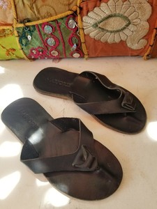 girls leather flip flops