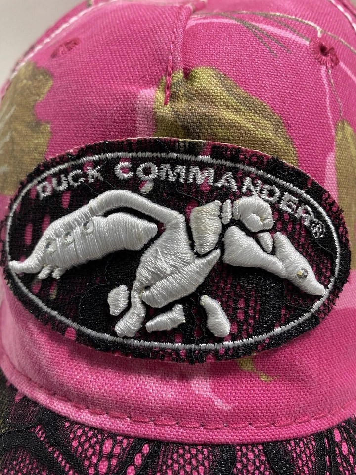 Gorra Duck Commander Rosa Camuflada Mujer’s Negra Encaje Desgastada, Ajustable Foto 4 de 4