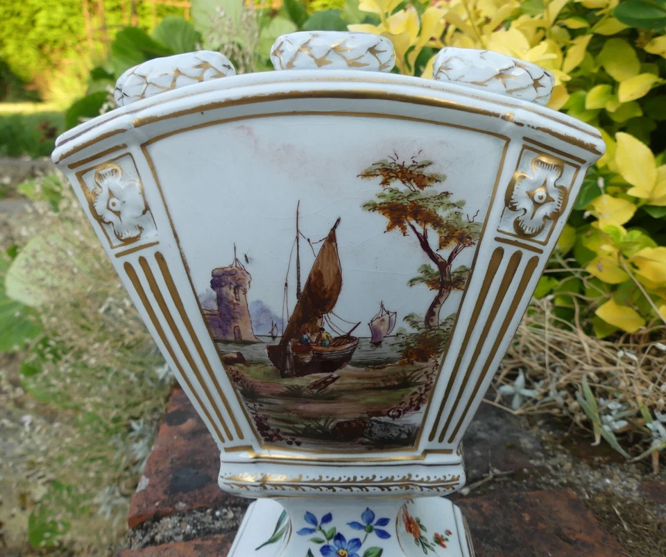 Ancienne BOUQUETIERE sur PIED en porcelaine XIXème décorée d'UN PORT h. 20cm - Photo 2/4