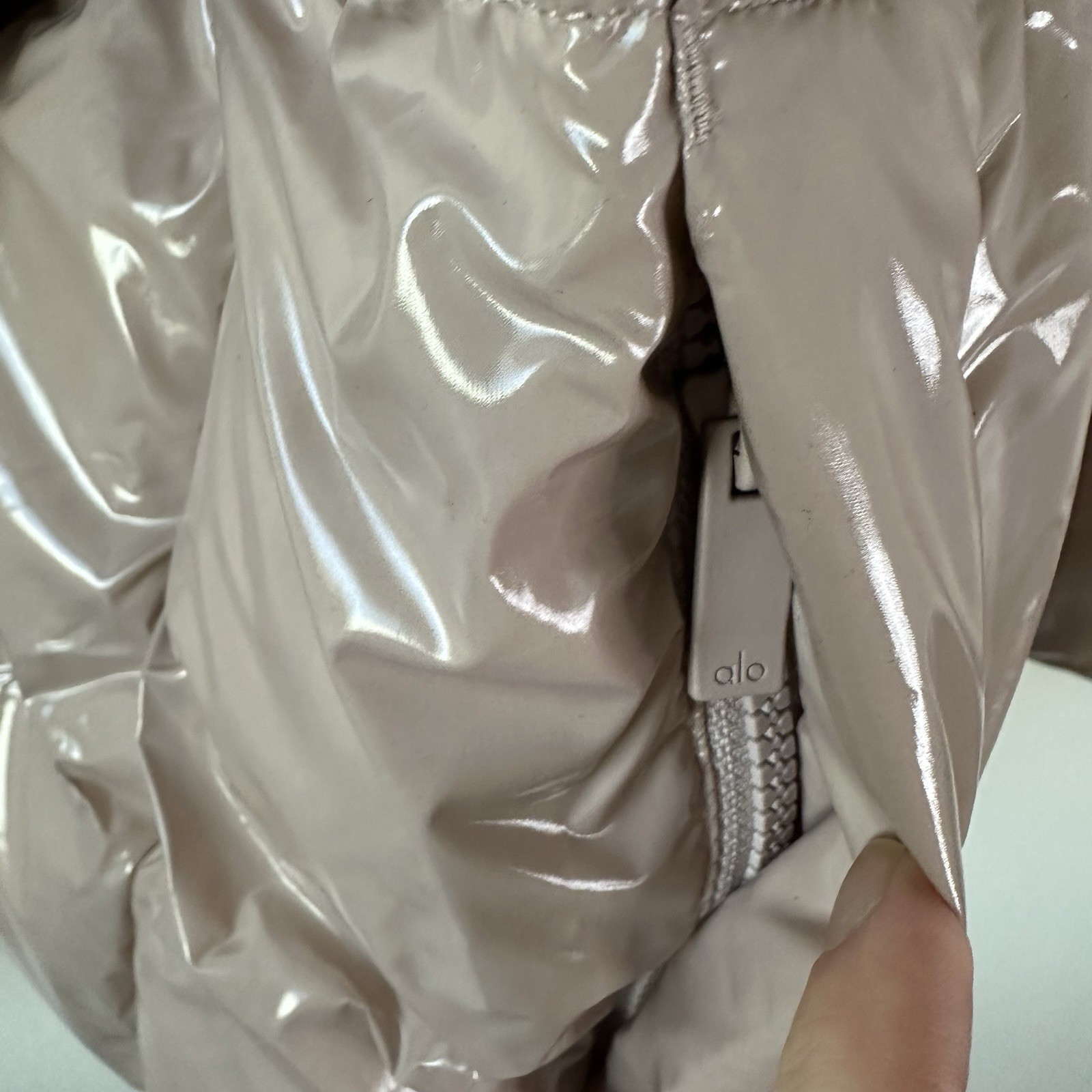 ALO YOGA Stunner Puffer Jacket in Dusty Punk SZ M image 4