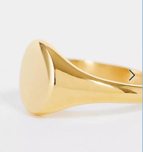 Anillo de oro con diseño XS de ASOS anillo de sello de acero inoxidable en tono dorado inicial en blanco - Imagen 4 de 9