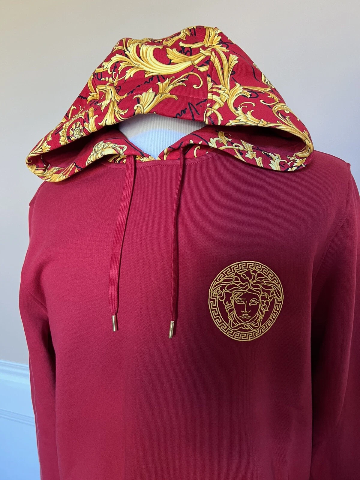 Felpa Versace Medusa stampa barocca con cappuccio rossa S 1003253 nuova con etichetta $1150