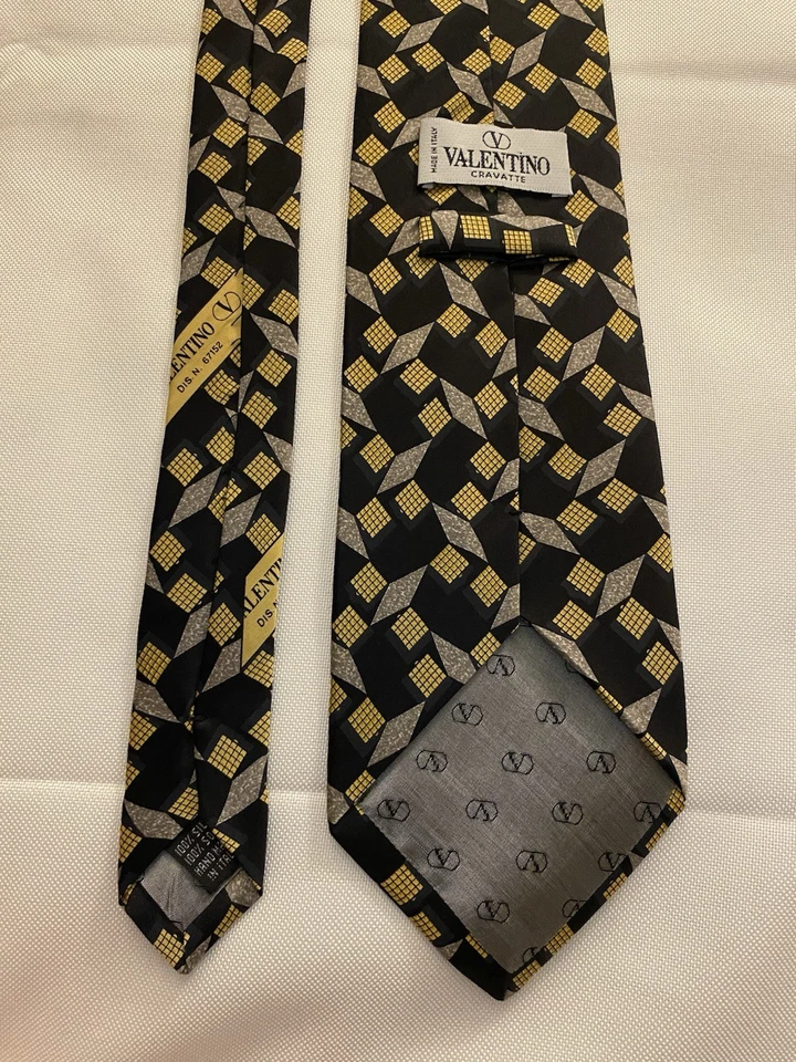 Corbata Valentino Cravatte 100% Seda Hecha a Mano en Italia Geométrica Negra Dorada Gris Foto 2 de 2