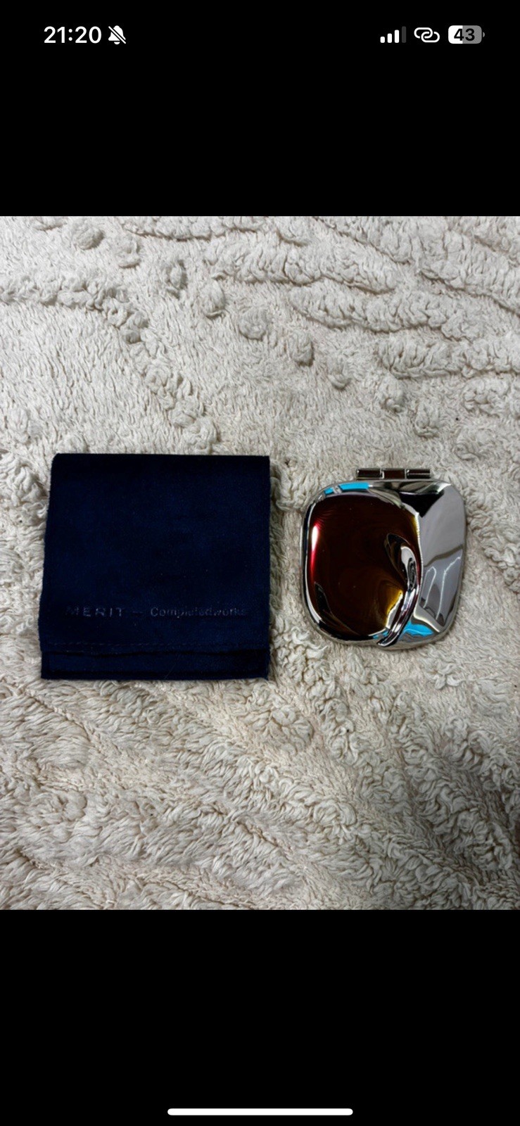 Miroir compact Merit en laiton doré, un accessoire de sac élégant digne de la haute bijouterie