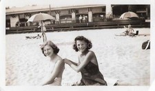 40s 50s WOMEN Beach Girls FOUND PHOTOGRAPH Black+White ORIGINAL Vintage 210 59 Z